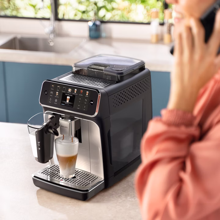 70bf0f9a-3a2c-44ee-9c97-16c5c0a77db0.jpg_720 Philips Serie 5500 LatteGo EP5547/90 - Machine a cafe automatique